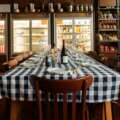 Supergrec : la nouvelle taverna grecque qui illumine Paris
