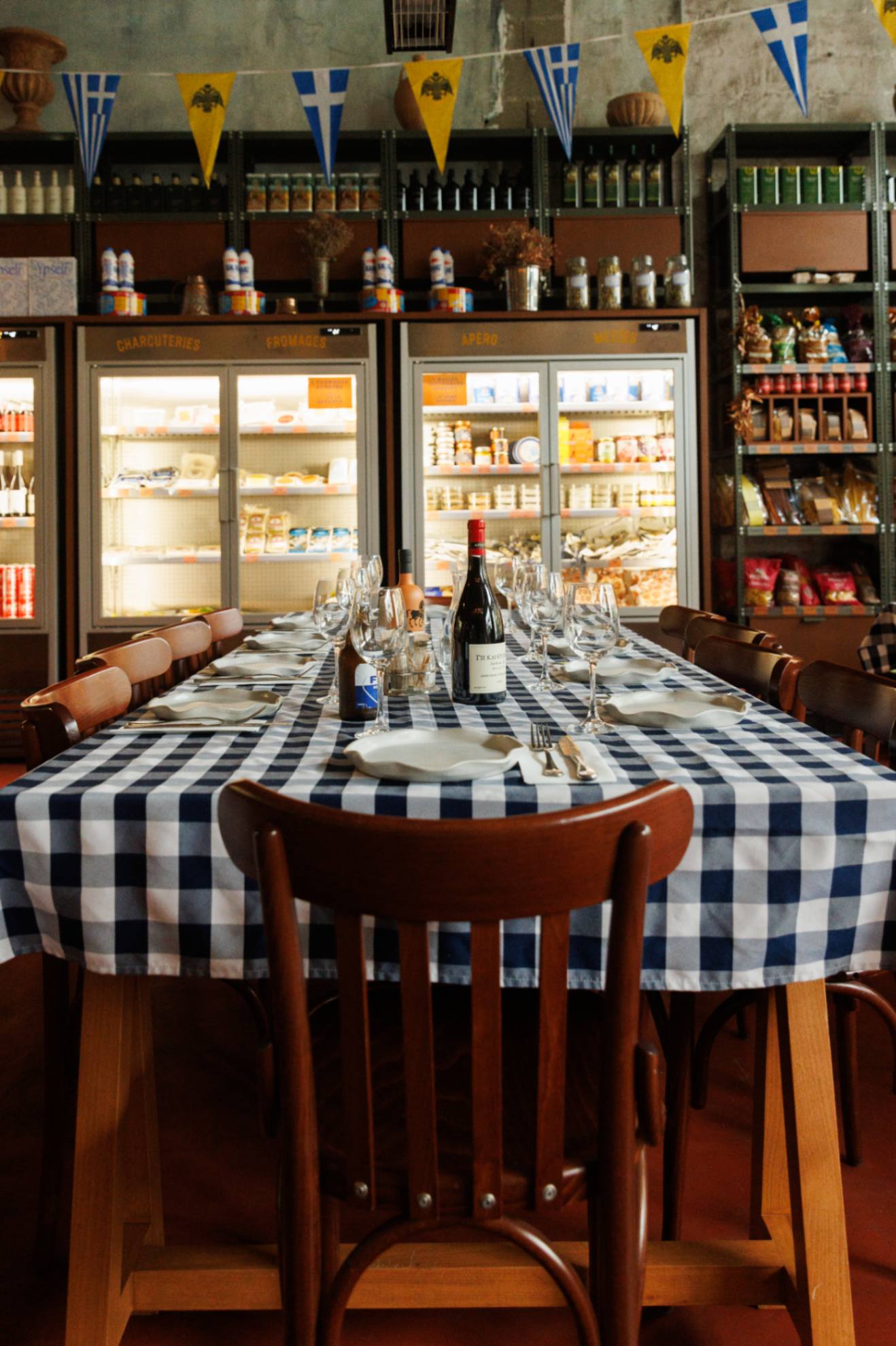 Supergrec : la nouvelle taverna grecque qui illumine Paris
